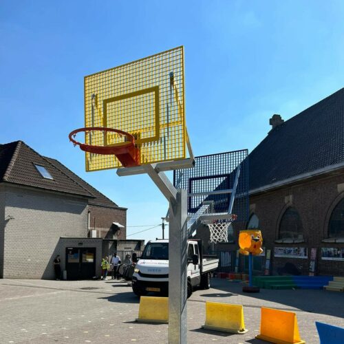 Basketbalpaal voor uw schoolplein kopen? Onze duo-paal, met 2 borden. Geschikt voor alle leeftijden.